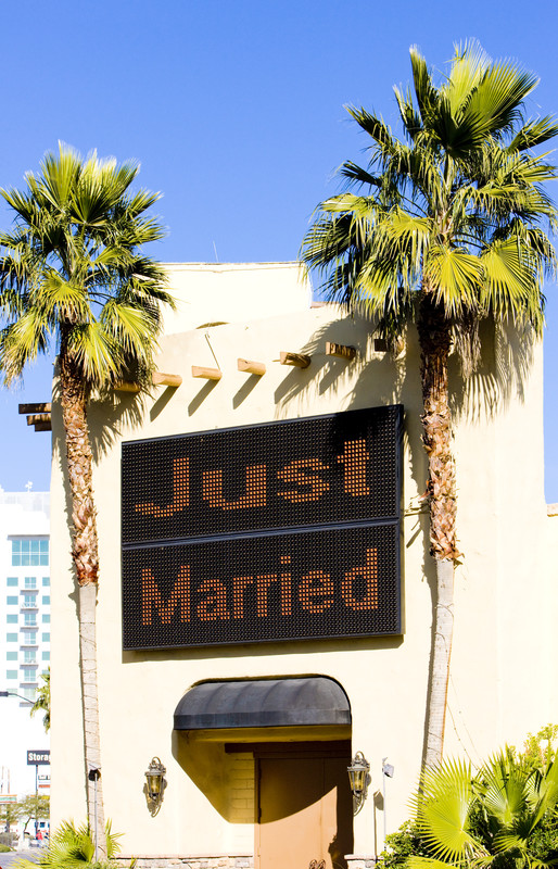 Gebäude mit Schild Just married